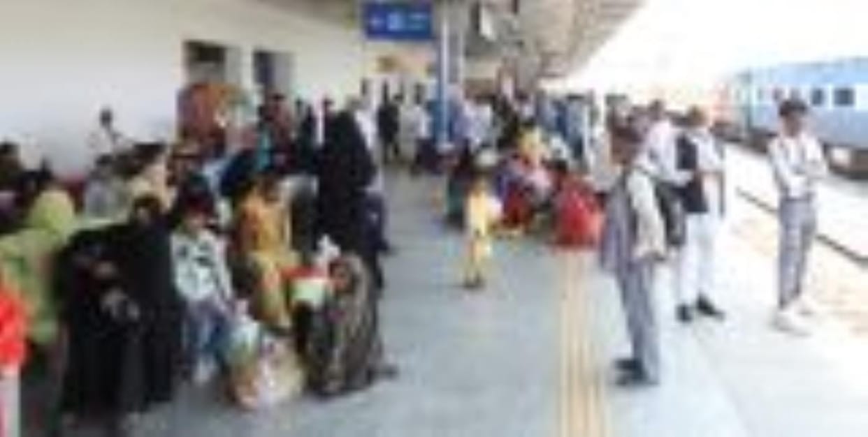 Trains suspended, Mumbai passengers returned home disappointed