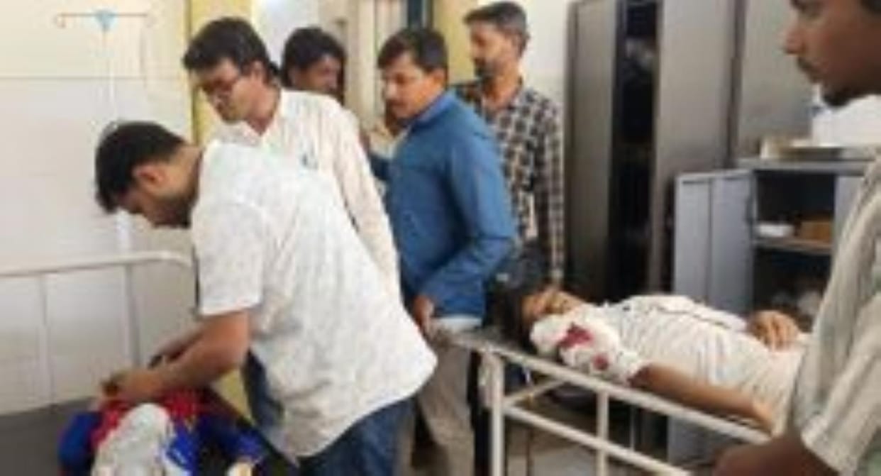 Four injured, including a child, sheep bike rider in standing dumper, two critical condition