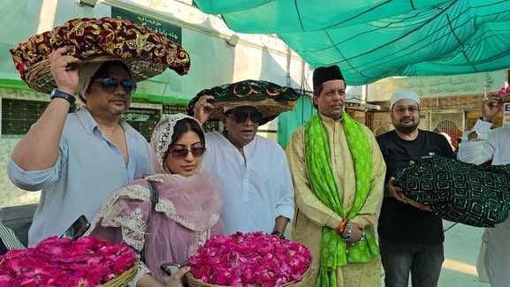 Singer Shabbir Kumar and director Dilshad Sheikh visited Ajmer Sharif Dargah and presented Chadar