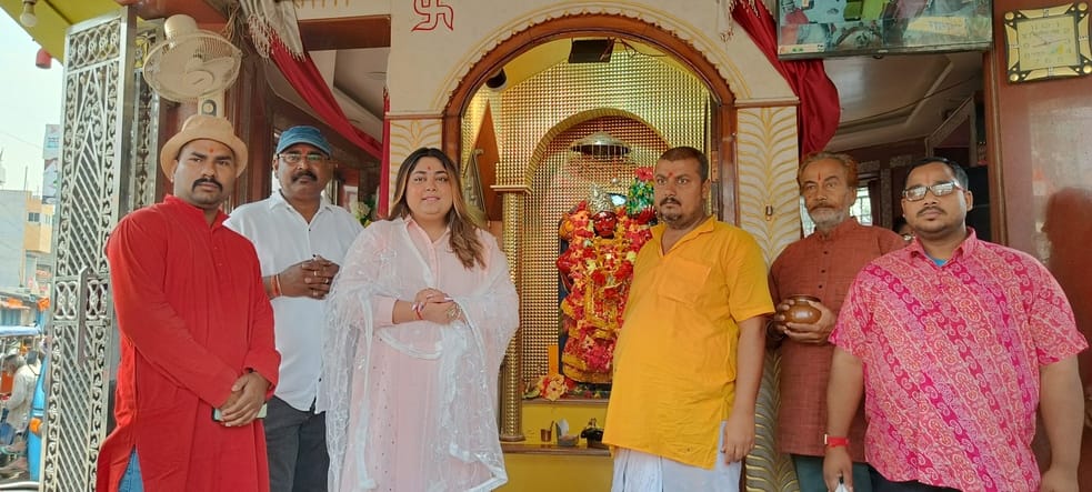 शहर के महावीर मंदिर में परिवार और फिल्म यूनिट के साथ पूजा अर्चना करती प्रिया मल्लिक।