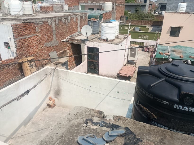 A child who went to pick up a ball on the roof got hit by a high tension line and died
