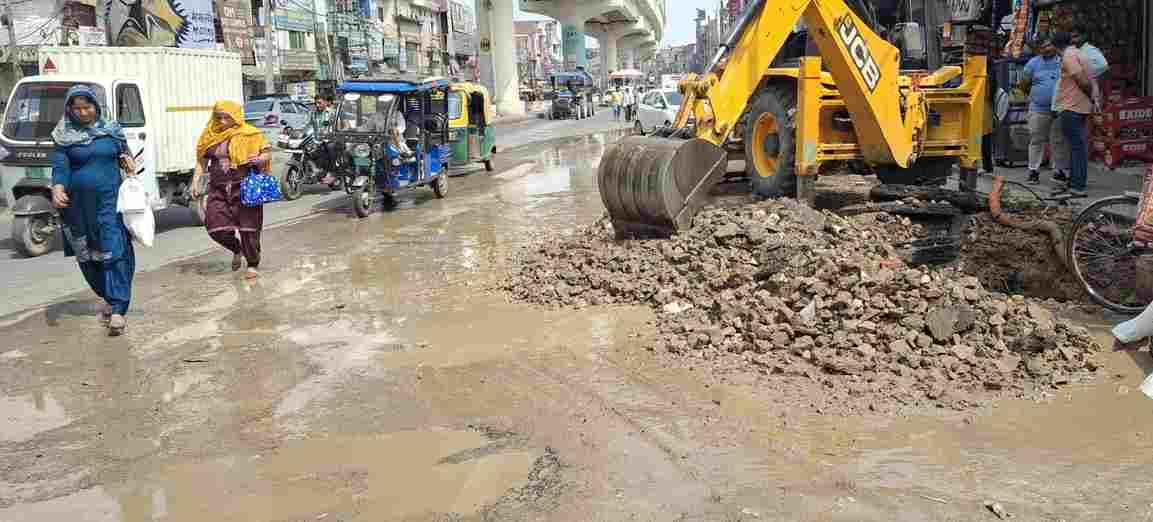 Due to the negligence of the electricity corporation, the main water supply line broke down, five thousand houses affected