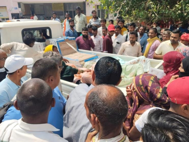 The bodies and the injured were taken to the medical college by ambulance and loader