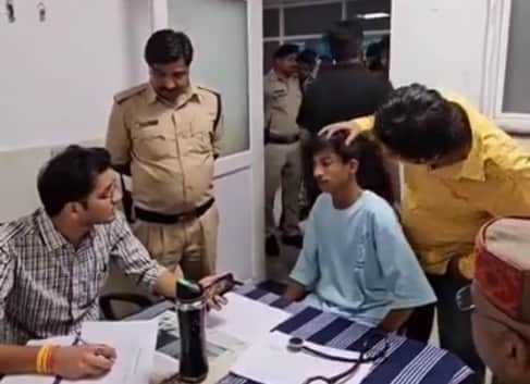 जांच करती पुलिस