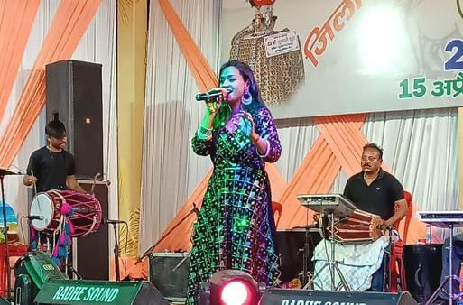 Audience danced to the song 'Anarkali Disco Chali' at Kisan Mela