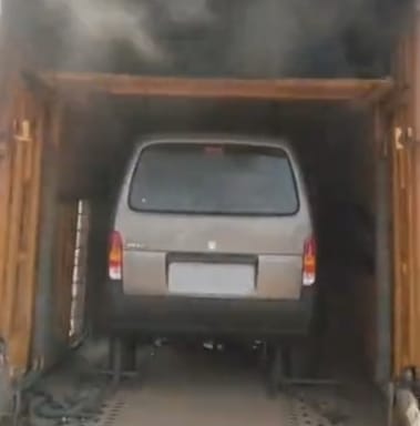 Fire breaks out in container near dhaba in Lakhnadaun, four Omni cars loaded in container gutted