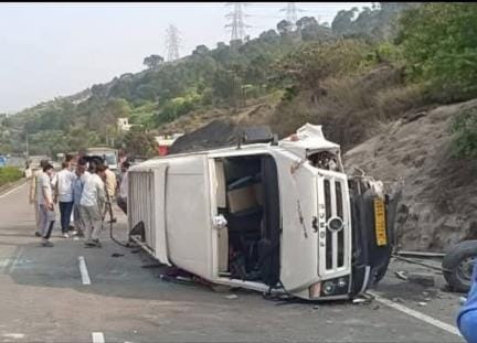 11 Tourist Injured in Road Accident