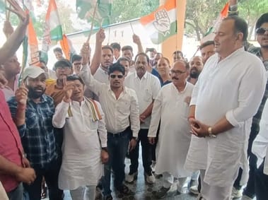 ज्ञापन देते कांग्रेस नेता