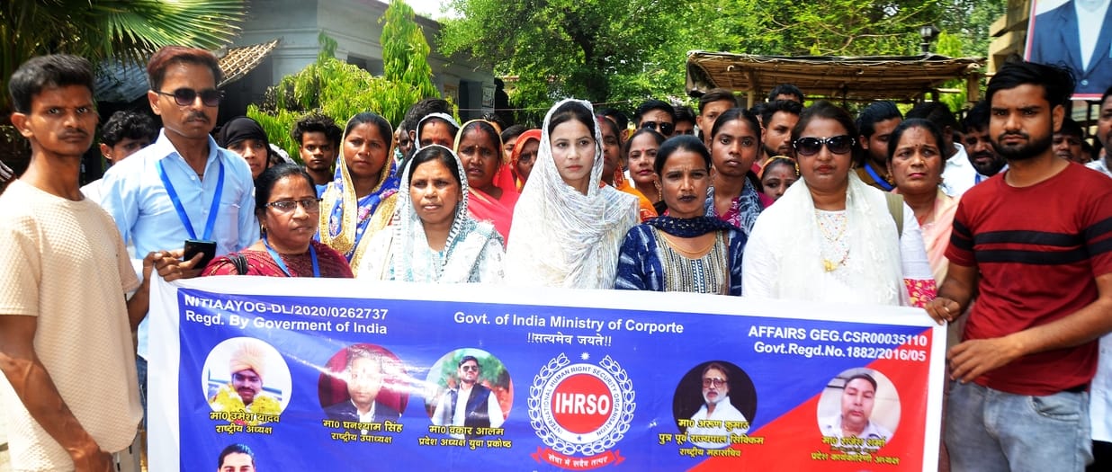 Protested against not getting ration, accused the ration dealer of fraud