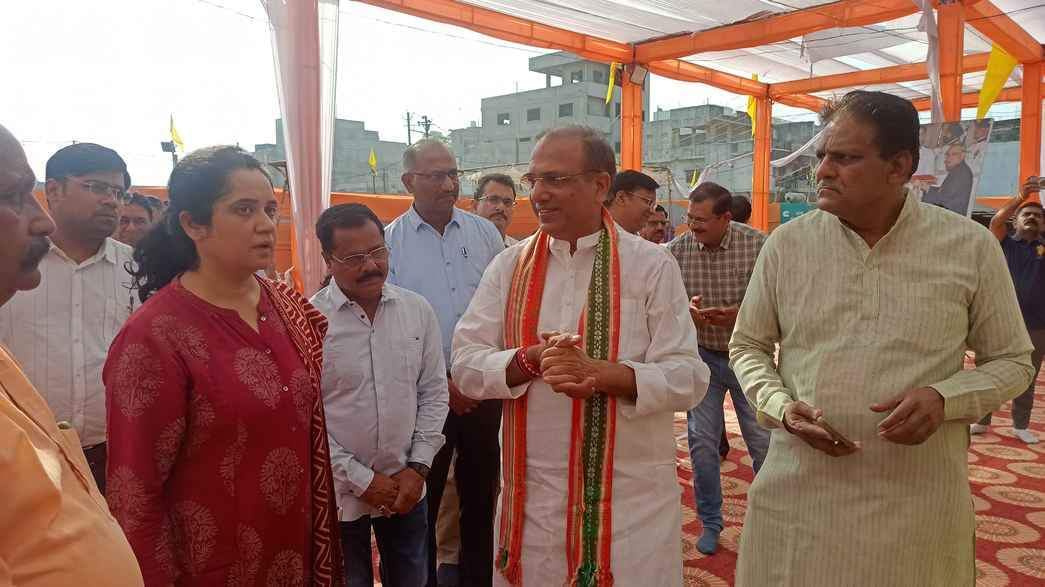 मुख्यमंत्री के आगमन की तैयारी को लेकर जनप्रतिनिधियों और अधिकारियों ने किया निरीक्षण