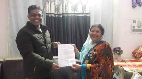 मृतक महिला जब आंखें दान करने का फॉर्म भरा उसे समय का फोटो