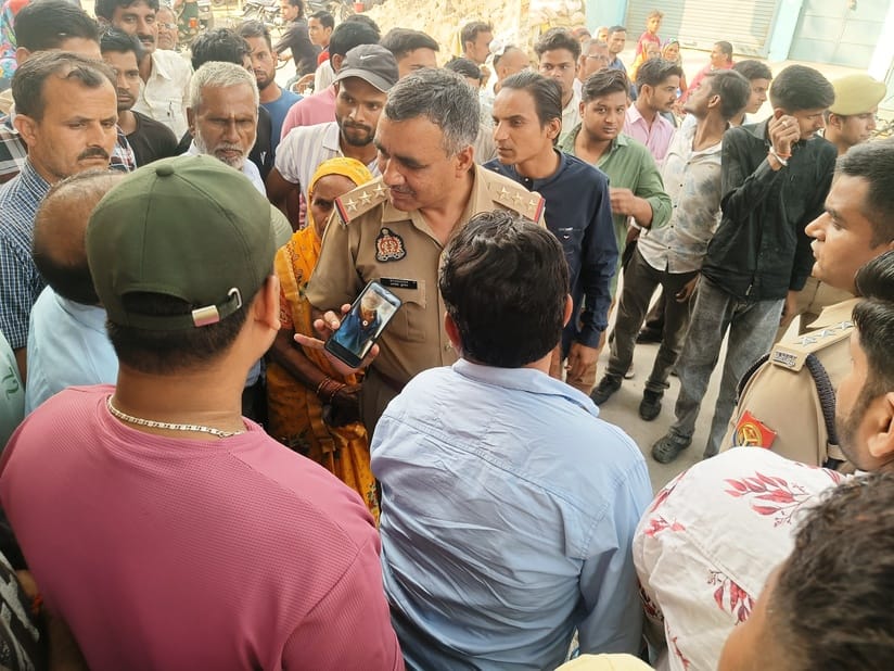 The floor was broken in the religious place and an attempt was made to remove the Shivling
