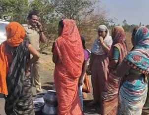Water crisis in Jhinjhari village, villagers came out on the road with empty utensils