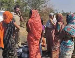 पानी को लेकर विद्रोह प्रदर्शन करते ग्रामीण