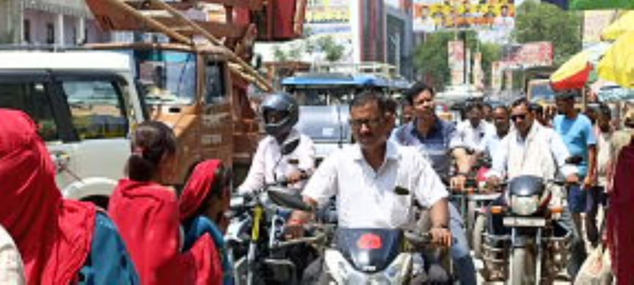 Jam: Vehicles kept crawling on the road, one km distance was covered in one hour