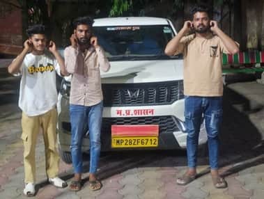 थाने में कान पकड़ कर माफी मांगते युवक