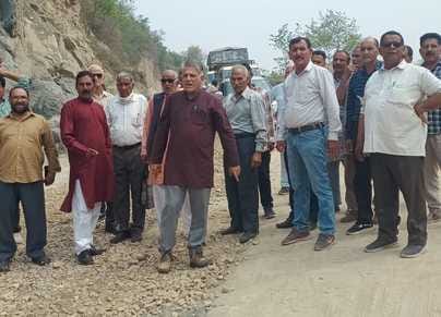Dharna in Padchhu against NH construction company, traffic jam
