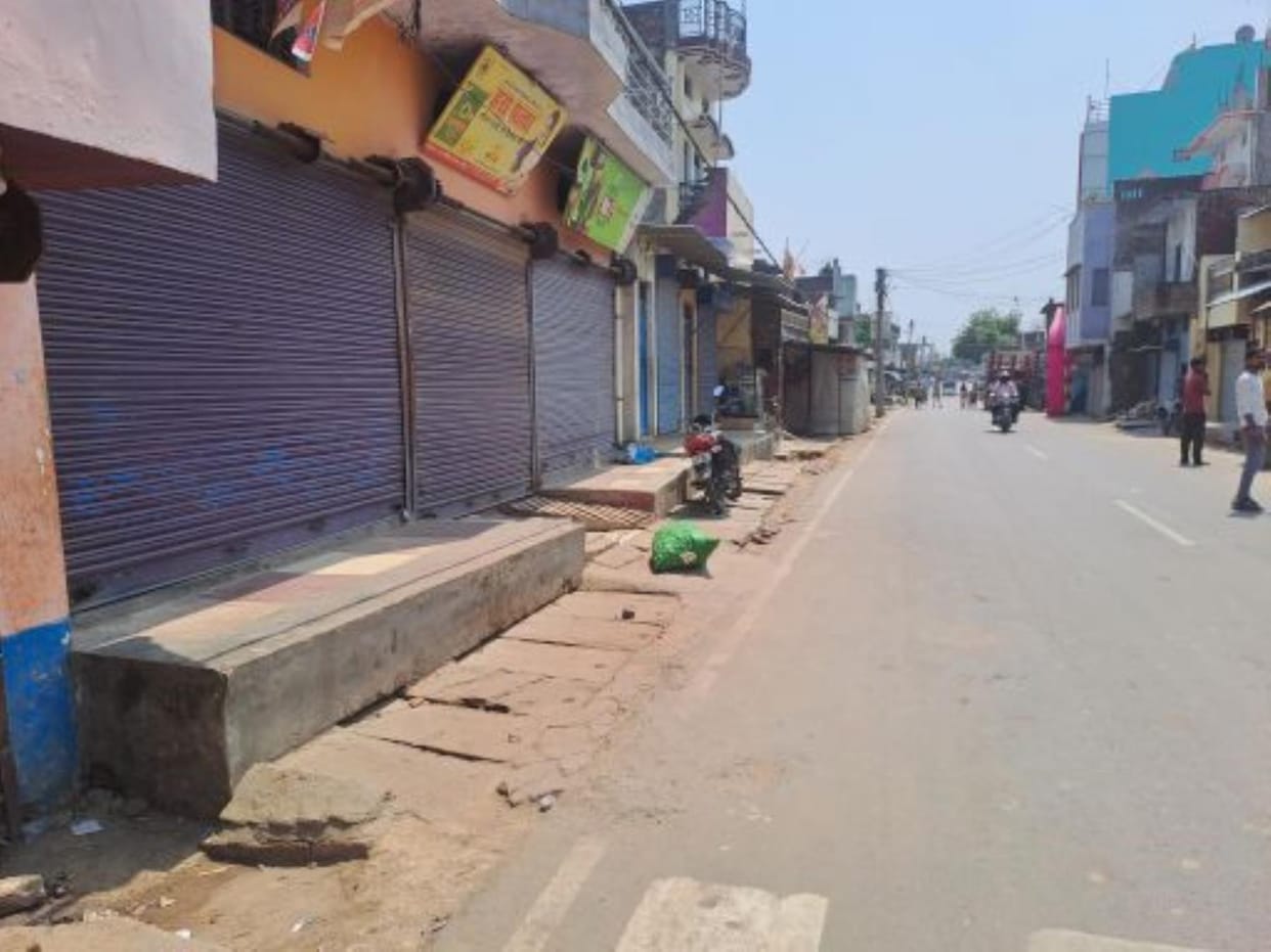 Traders angry with police staged a protest