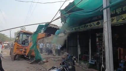 अतिक्रमण हटाती जेसीबी।