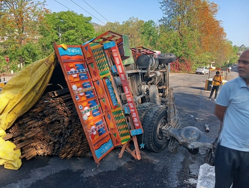 A truck loaded with iron angles overturned at Radhaswami Chowk in Bhota
