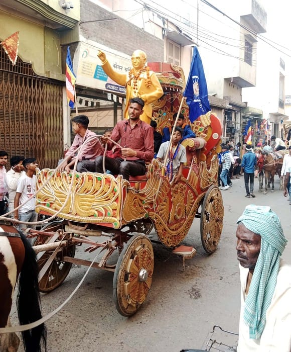 Procession taken out in Bilsi, tableaus of great men became the center of attraction