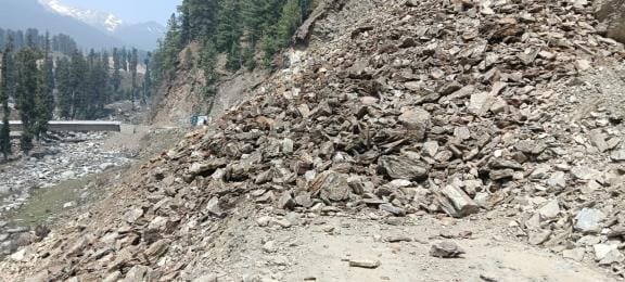 Bani-Bhaderwah road remained closed for five hours due to landslide, passengers faced a lot of trouble
