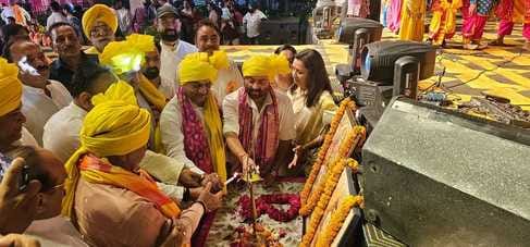 Bhangra party created a stir, the festival colors spread in the fair