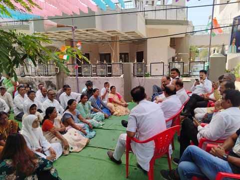 बांसवाड़ा में आयकर विभाग कार्यालय के बाहर धरना देते कांग्रेस कार्यकर्ता।