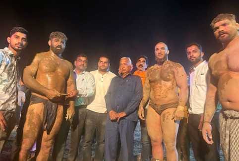 Iran's Jalal wrestler won a prize of one lakh rupees with Mahadangal