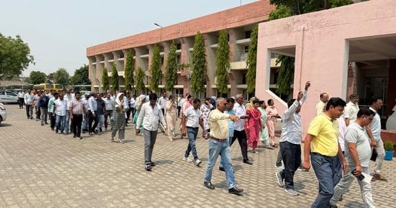 Teachers and employees of Murthal University started a protest against the Vice Chancellor and gheraoed him