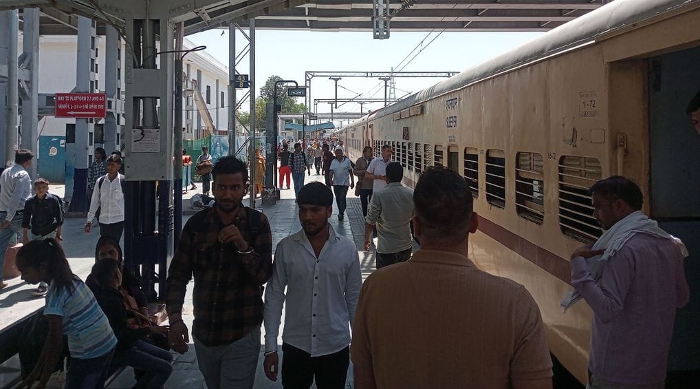 Slow speed of trains continues, Amrapali Express is 4:50 hours late