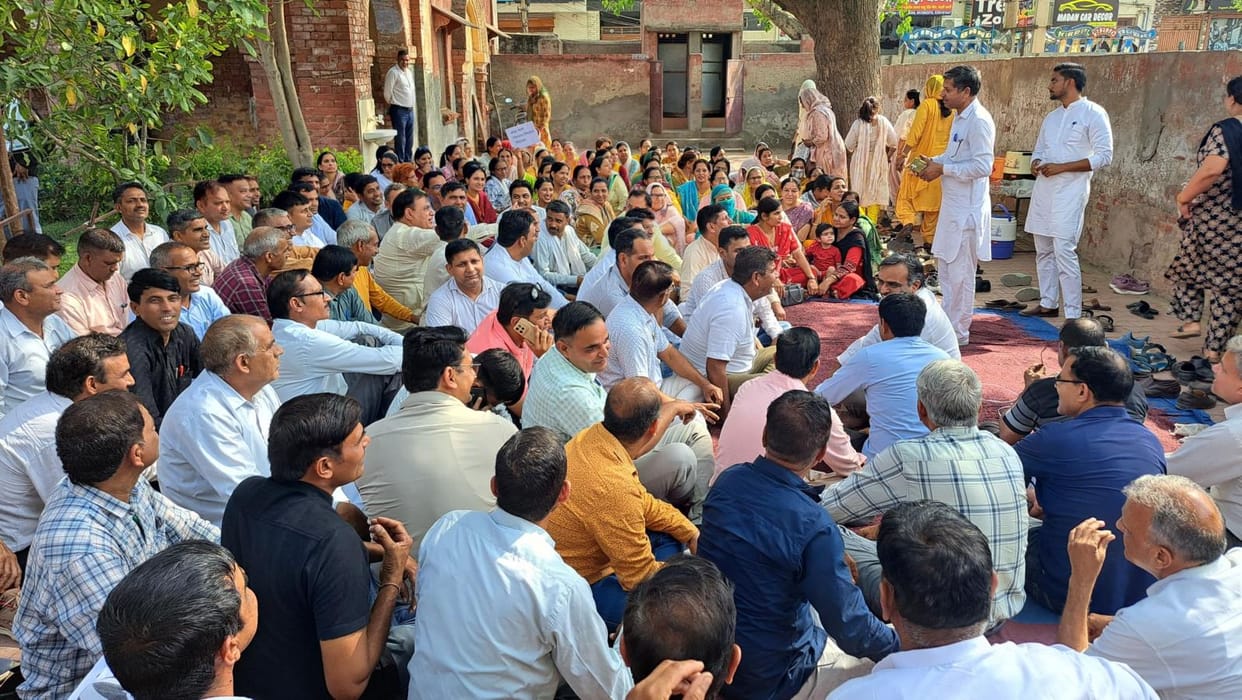 Teachers staged a protest against online diary writing