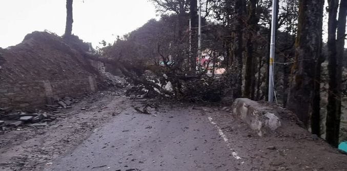 Highway-305 remained closed for hours due to falling of tree in Jalori pass