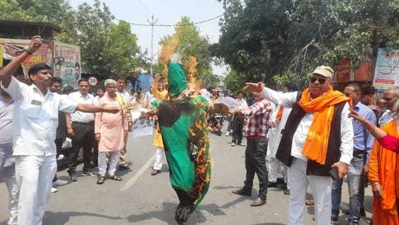 Effigy of Mamta Banerjee burnt in protest against violence against Hindus