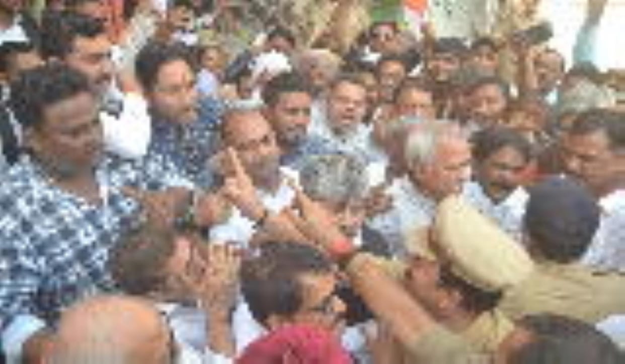 Congress workers protest against ED action on Sonia, Rahul, report on 57