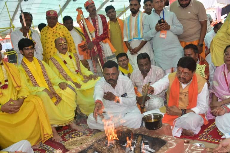 मंत्री कैलाश विजयवर्गीय ने सोमयज्ञ में दी आहुति