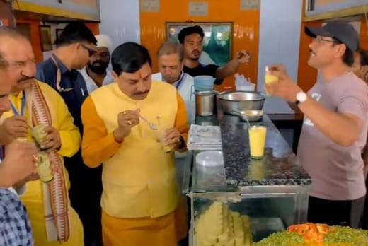 नीमच में मुख्यमंत्री ने लिया लस्सी और कचौरी का आनंद