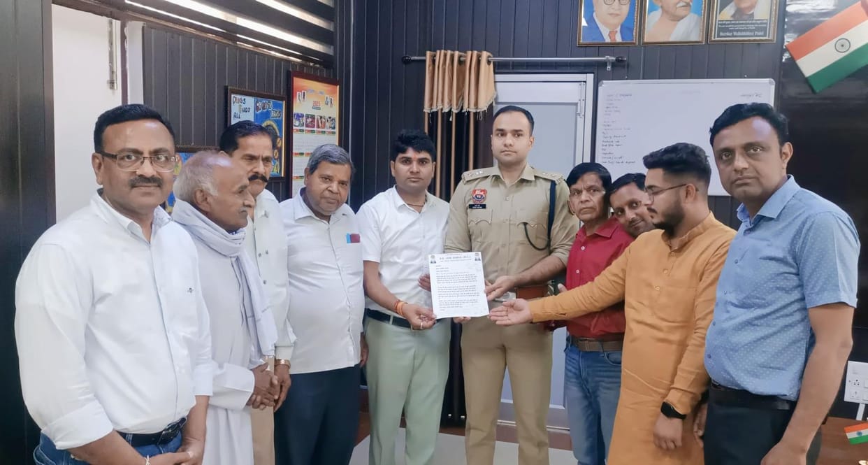 Delegation of Jain community handed over memorandum to SP