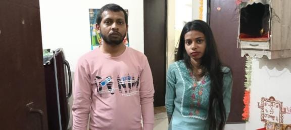 Masked miscreants robbed the box trader's wife's chain by pointing a gun at her head