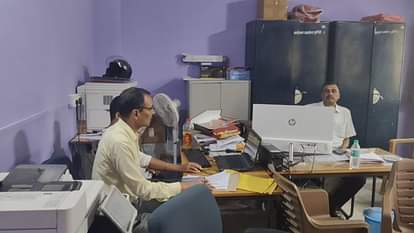 सहायक बंदोबस्त पदाधिकारी से पूछताछ करते निगरानी विभाग