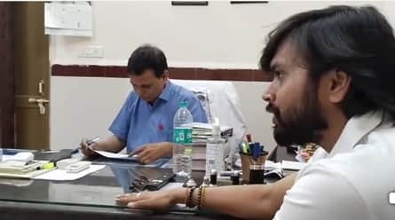 शिवपुरी विधायक देवेंद्र जैन के बेटे सिविल सर्जन से मिले।