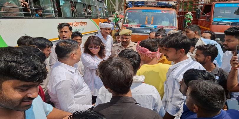 Tundla Mandi traders staged a sit-in protest, farmers blocked the road