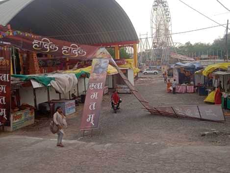 तेज हवा और वर्षा से गिरे बैरिकेट्स, स्वागत द्वार भी हुआ धराशाई