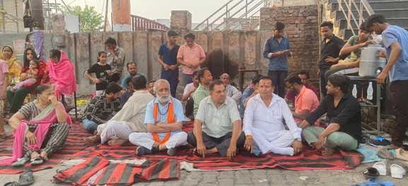 Vendors sit on dharna to get the chaat market set up again