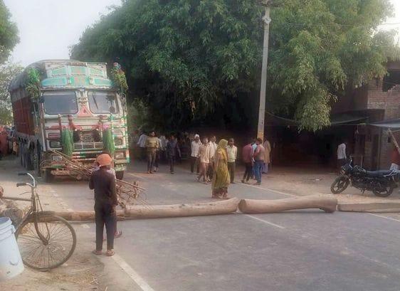 Truck crushed a girl, angry villagers blocked the road