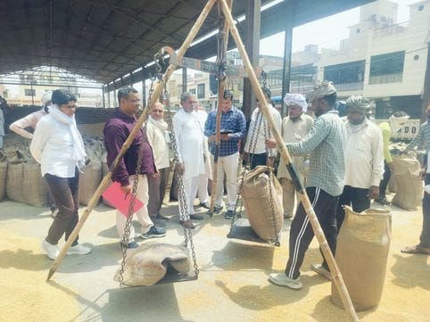 CM Flying inspected the new fair grain market
