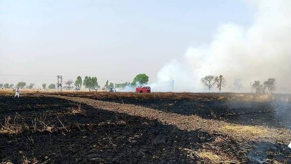 18 acres of wheat standing in Rahankhedi belonging to four farmers was burnt to ashes due to fire caused by short circuit