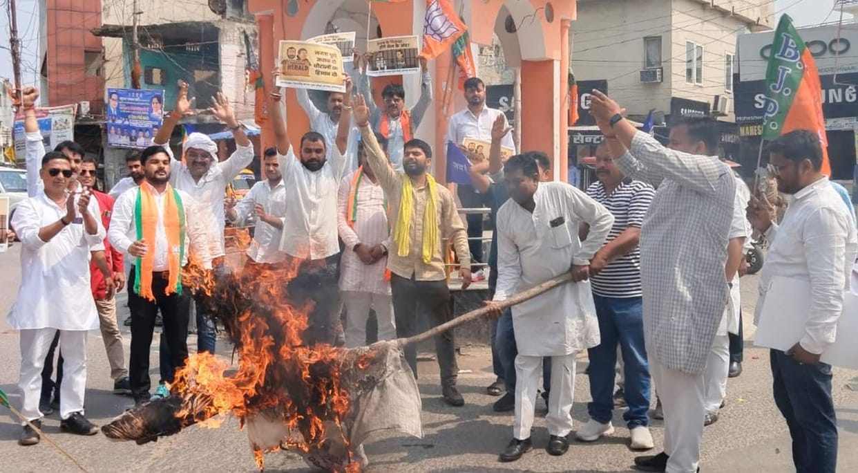 Effigies of Rahul and Sonia Gandhi burnt