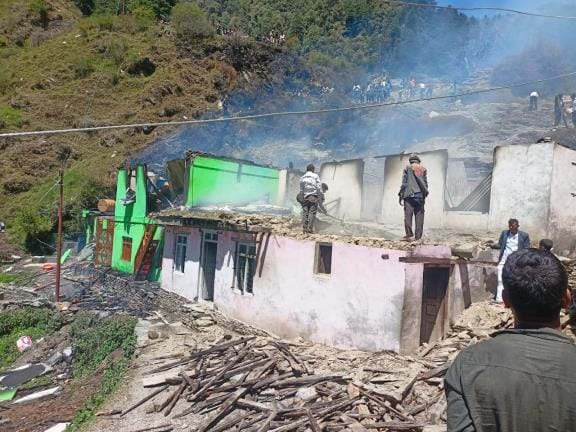 Four residential houses burnt in Sandrun of Bani
