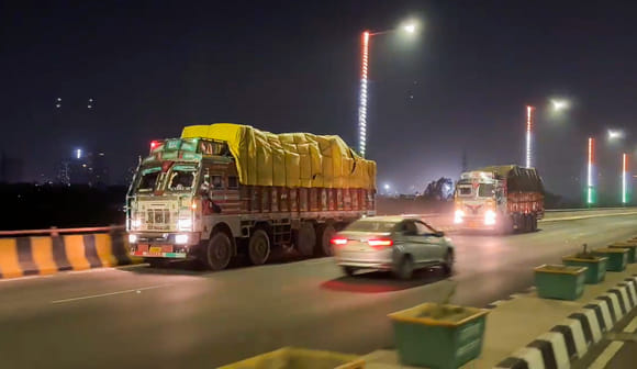 Two trucks ran in opposite directions on the elevated road, video goes viral
